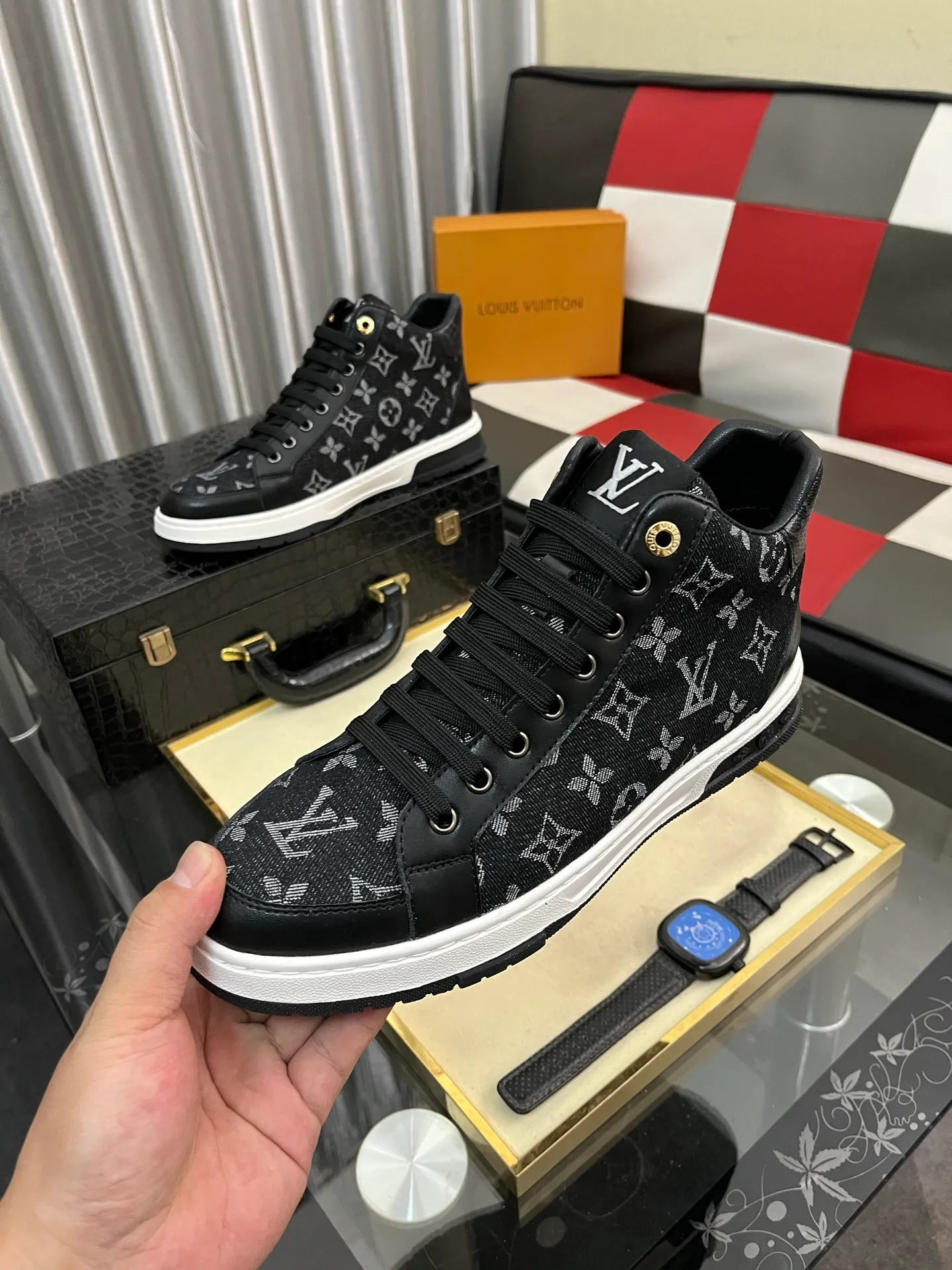 Men's shoes 💰420⌚️⌚️《Louis vuitton/LV Louis Vuitton》original quality.~ Unique modern style sneakers. 🏃A must-have casual shoe for trendy men😍😍 Original brand imported from Italy, imported original leather, cowhide lining (refuses to discolor and grind feet) sole: original sole provided by the original factory, French lazy style design ⚠️Fit to the feet, original quality, super comfortable original sole. Code number: 38-442️⃣Colors available